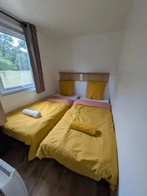 Un ou plusieurs lits dans un hébergement de l'établissement Mobil-Home 4-6 personnes camping 4 étoiles