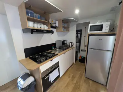 Cuisine ou kitchenette dans l'établissement Mobil-Home 4-6 personnes camping 4 étoiles