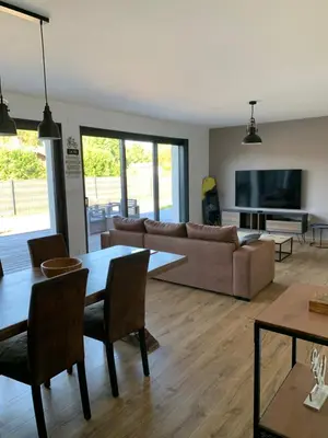 Télévision ou salle de divertissement dans l'établissement Maison du Lanot