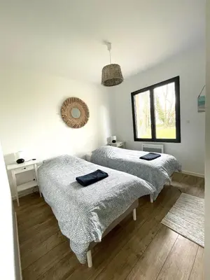 Un ou plusieurs lits dans un hébergement de l'établissement Maison au calme, accès direct lac et forêt