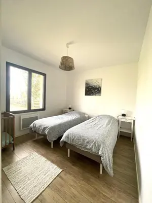 Un ou plusieurs lits dans un hébergement de l'établissement Maison au calme, accès direct lac et forêt