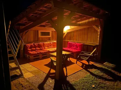 Coin salon dans l'établissement La Landaise avec jardin de 1 à 4 personnes