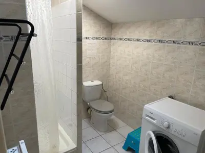 Salle de bains dans l'établissement La Landaise avec jardin de 1 à 4 personnes