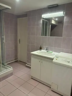 Salle de bains dans l'établissement Forêt et Océan grand appartement rdc avec vue sur la forêt proche du centre ville