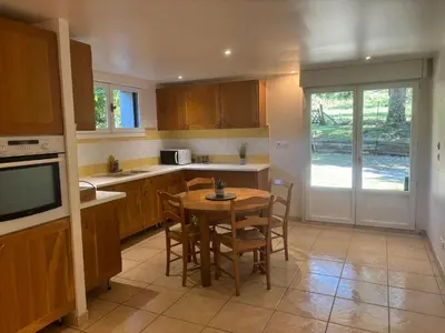 Cuisine ou kitchenette dans l'établissement Forêt et Océan grand appartement rdc avec vue sur la forêt proche du centre ville