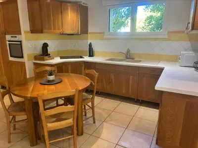 Cuisine ou kitchenette dans l'établissement Forêt et Océan grand appartement rdc avec vue sur la forêt proche du centre ville