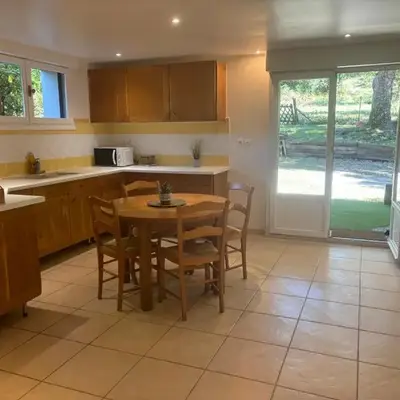 Forêt et Océan grand appartement rdc avec vue sur la forêt proche du centre ville