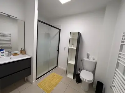 Salle de bains dans l'établissement Appartement neuf