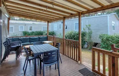 Balcon ou terrasse dans l'établissement Cozy Stacaravan In Saint-Julien-En Born