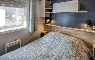 Un ou plusieurs lits dans un hébergement de l'établissement Cozy Stacaravan In Saint-Julien-En Born