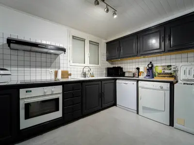 Cuisine ou kitchenette dans l'établissement Maison rénovée à Mimizan pour 10 pers. avec jardin proche océan - FR-1-50-194