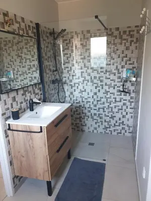 Salle de bains dans l'établissement Villa Kentève
