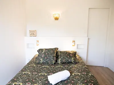 Un ou plusieurs lits dans un hébergement de l'établissement Appartement pour couple- Le Penon proche plage