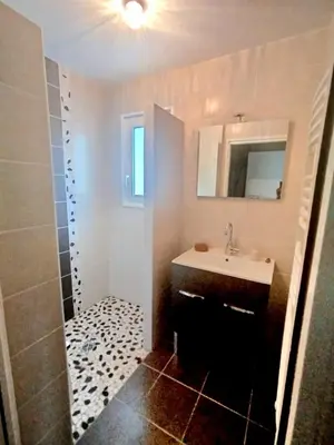 Salle de bains dans l'établissement Maison individuelle 6 personnes calme et lumineuse 3 chambres