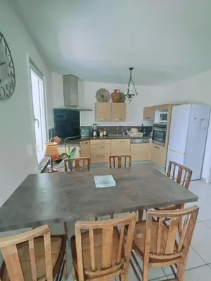 Cuisine ou kitchenette dans l'établissement Maison individuelle 6 personnes calme et lumineuse 3 chambres