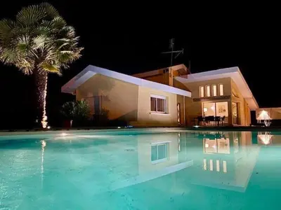 Piscine de l'établissement Belle Villa d'architecte entre lac et océan ou située à proximité