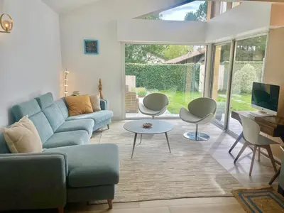 Télévision ou salle de divertissement dans l'établissement Belle Villa d'architecte entre lac et océan