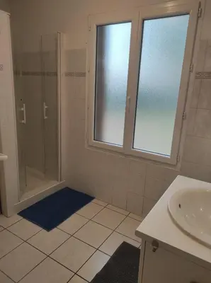 Salle de bains dans l'établissement Petite maison cosy l'Ermitage