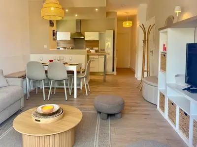 Cuisine ou kitchenette dans l'établissement T2, 50 m beach, balcony with sea view