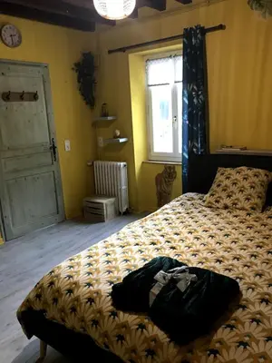 Un ou plusieurs lits dans un hébergement de l'établissement Maison à la campagne entre montagne et mer