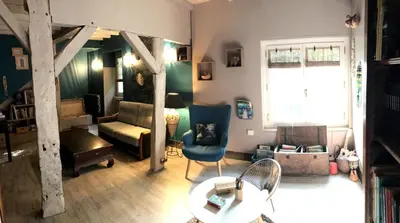 Coin salon dans l'établissement Maison à la campagne entre montagne et mer