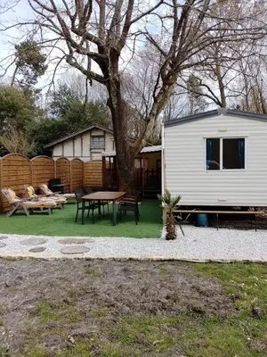 Jardin de l'établissement jolie bungalow 2 pas du lac