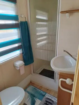 Salle de bains dans l'établissement jolie bungalow 2 pas du lac