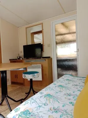 Télévision ou salle de divertissement dans l'établissement jolie bungalow 2 pas du lac