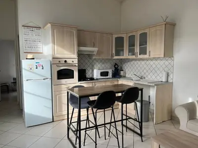 Cuisine ou kitchenette dans l'établissement Petite maison cœur de ville de La Teste de Buch