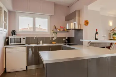 Cuisine ou kitchenette dans l'établissement Villa Amistad - centre - parking - jardin - lave linge et vaisselle