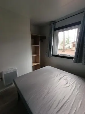 Un ou plusieurs lits dans un hébergement de l'établissement Mobil-home neuf sous les pins, à proximité des infrastructures