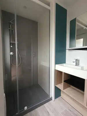 Salle de bains dans l'établissement Mobil-home neuf sous les pins, à proximité des infrastructures
