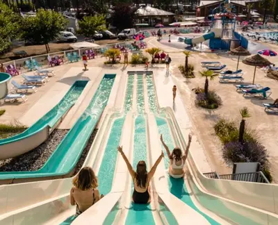 Piscine de l'établissement Mobil-home neuf sous les pins, à proximité des infrastructures ou située à proximité