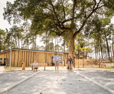 Clients de l'établissement Mobil-home neuf sous les pins, à proximité des infrastructures