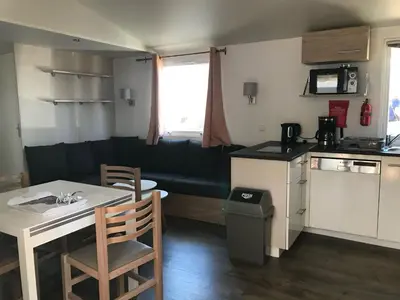 Cuisine ou kitchenette dans l'établissement MH518 3chambres et 1 sdb de 40m2 dans camping 4 étoiles