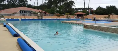 Piscine de l'établissement Superbe mobil-home à Seignosse plage ou située à proximité