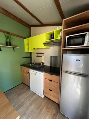 Cuisine ou kitchenette dans l'établissement 508 Mobilhome tout confort