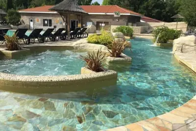 Piscine de l'établissement Mobilhome 6 personnes Marvilla Parks - Mayotte Vacances ou située à proximité