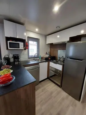 Cuisine ou kitchenette dans l'établissement MH263 3 chambres et 2 salles de bain dans camping 4 étoiles