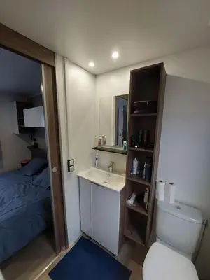 Salle de bains dans l'établissement MH263 3 chambres et 2 salles de bain dans camping 4 étoiles