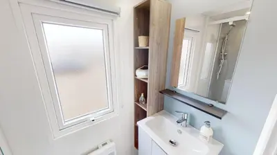 Salle de bains dans l'établissement MH263 3 chambres et 2 salles de bain dans camping 4 étoiles