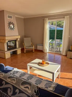 Coin salon dans l'établissement Maison chaleureuse