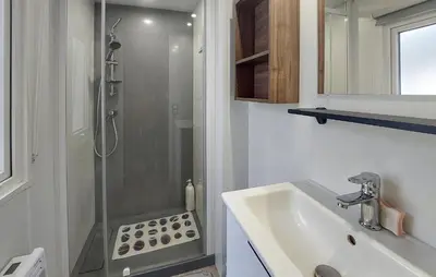 Salle de bains dans l'établissement Joli Mobil Home Proche Océan
