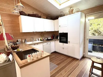 Cuisine ou kitchenette dans l'établissement Charmante villa familiale au Cap Ferret, proche plages, 9 pers - FR-1-736-68
