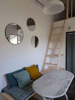 Coin salon dans l'établissement Esprit Cabane au Cœur du Teich
