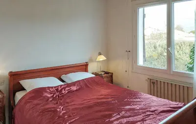 Un ou plusieurs lits dans un hébergement de l'établissement Maison Avec Piscine