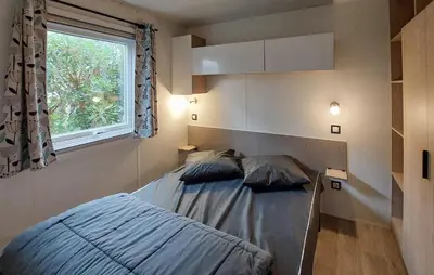 Un ou plusieurs lits dans un hébergement de l'établissement Stunning Stacaravan In Saint-Julien-En Born