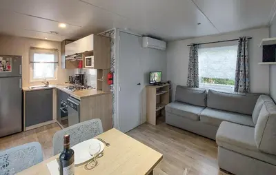 Cuisine ou kitchenette dans l'établissement Stunning Stacaravan In Saint-Julien-En Born