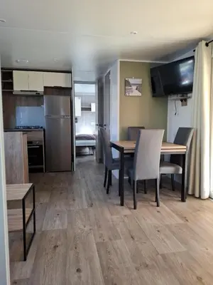 Cuisine ou kitchenette dans l'établissement La Plage 4 étoiles à MIMIZAN emplacement E05 3CH 1SDB 8 personnes