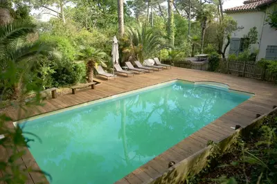 Piscine de l'établissement Villa de caractère entre lac et mer ou située à proximité